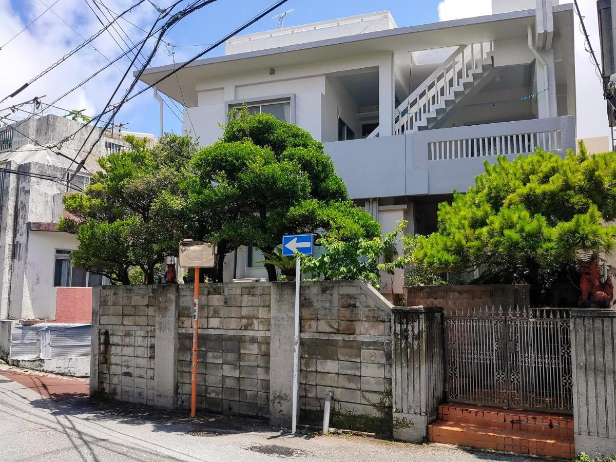 最大14人 駐車縦列4台可能 個室4部屋 広々戸建て 国際通りと牧志駅まで徒歩5分 わらゆんｓｏヴィラ壺屋 那霸 外观 照片